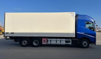 Camión  Volvo isotermo lleno