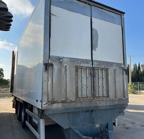 Camión  Volvo isotermo lleno